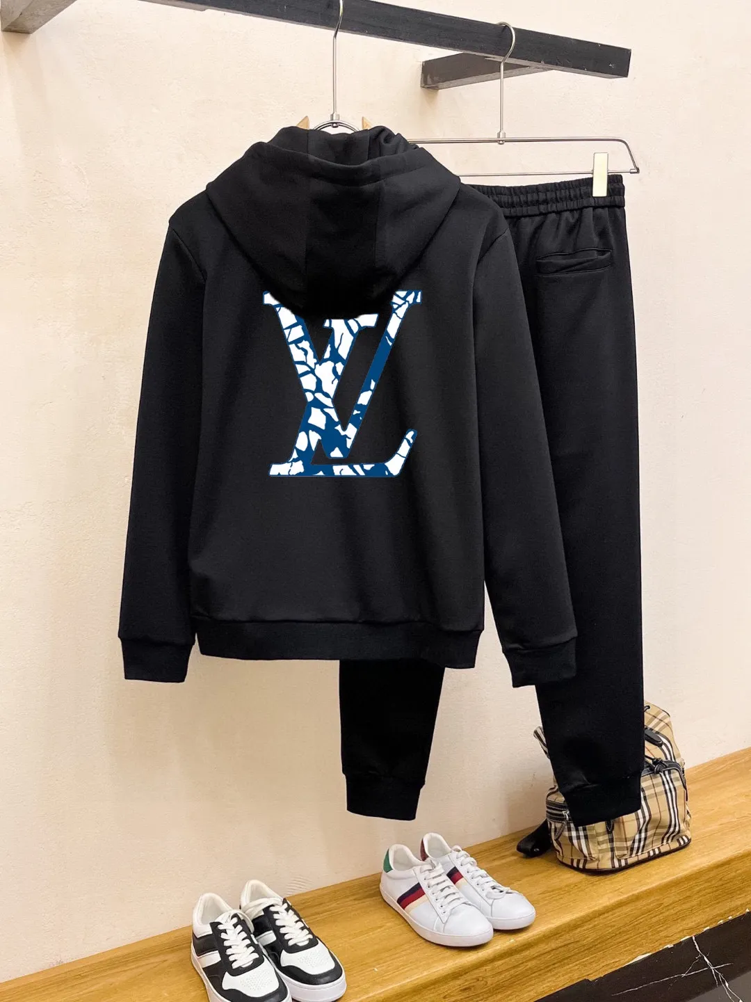 🅿️420 [LV Louis Vuitton] (Fat Man Gospel) hot-selling suit is coming. Focus on the original version of the official website. 2025 new hot-selling cardigan sweater suit. The original order is the best. 🇭🇰The meticulous work of top designers is dedicated to a fitting and perfect upper body effect. All-natural high-quality Roman cotton 100%, close-fitting comfort, noble and elegant! Original hardware embodies elegance and nobility! Counter size: M-5XL (maximum wear up to 220 pounds)